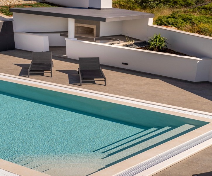 Bazénová časť s ležadlami a modernou letnou kuchyňou