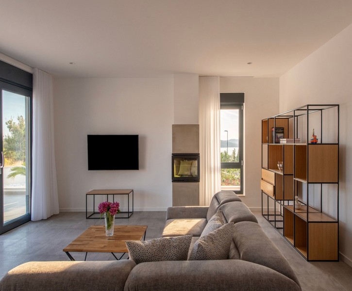 Obývacia izba s pohovkou, krbom a moderným dizajnom