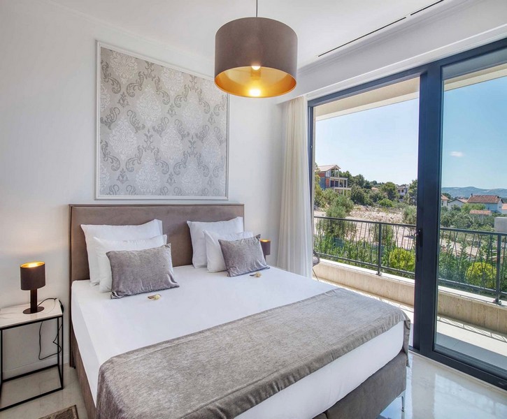 Spálňa s manželskou posteľou a prístupom na balkón