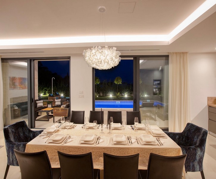 Jedáleň s výhľadom na bazén v noci