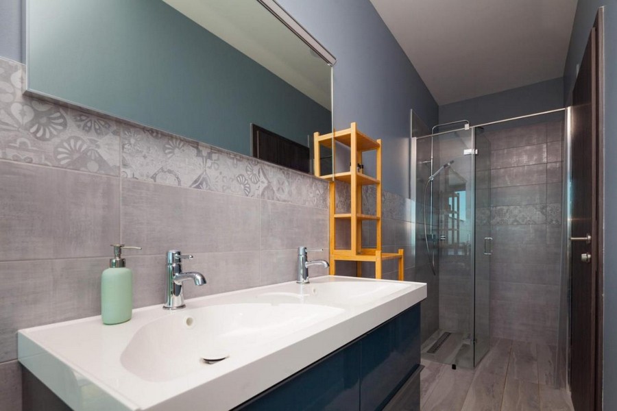 Moderná kúpeľňa s dvojitým umývadlom a sprchovacím kútom