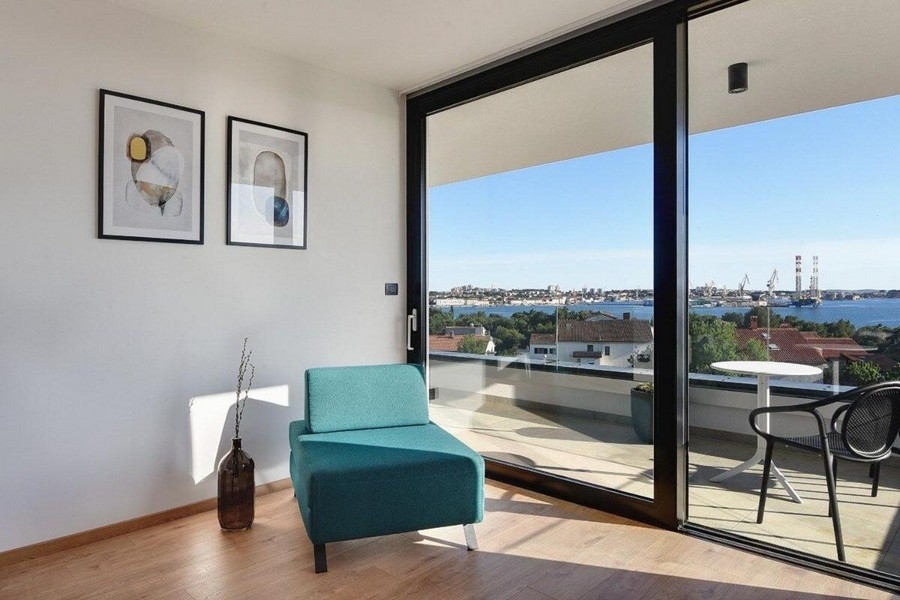 Posedenie na poschodí s výhľadom na more