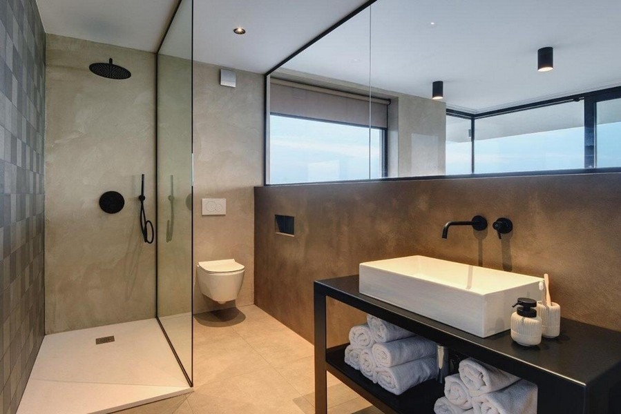 Moderná kúpeľňa so sprchovacím kútom a umývadlom