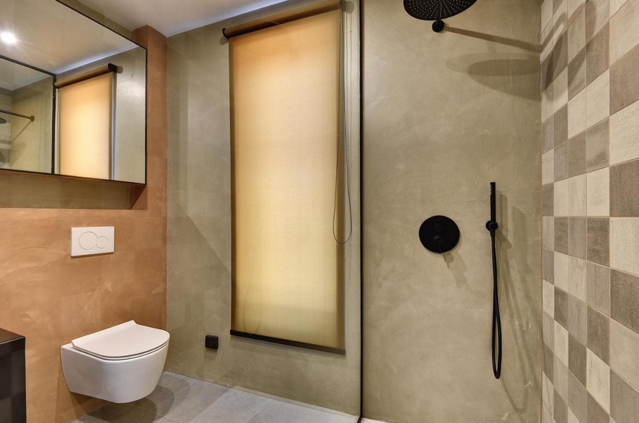 Kúpeľňa so sprchovacím kútom na úrovni podlahy a béžovými obkladmi