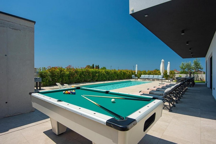 Biliardový stôl vonku vedľa bazéna