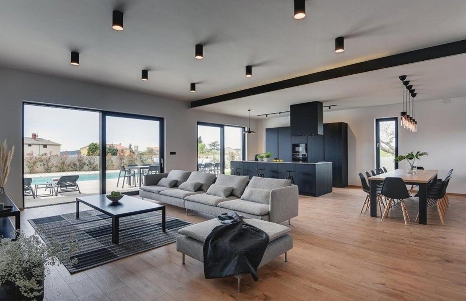 Otvorený obývací priestor s kuchyňou a výstupom na terasu