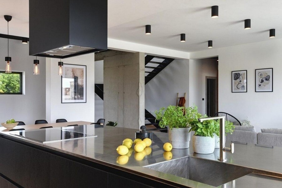Moderná kuchyňa s ostrovčekom na varenie a nerezovým povrchom