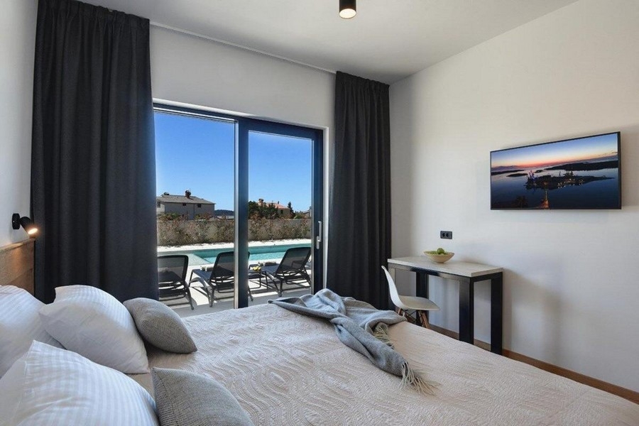 Spálňa s prístupom na terasu pri bazéne