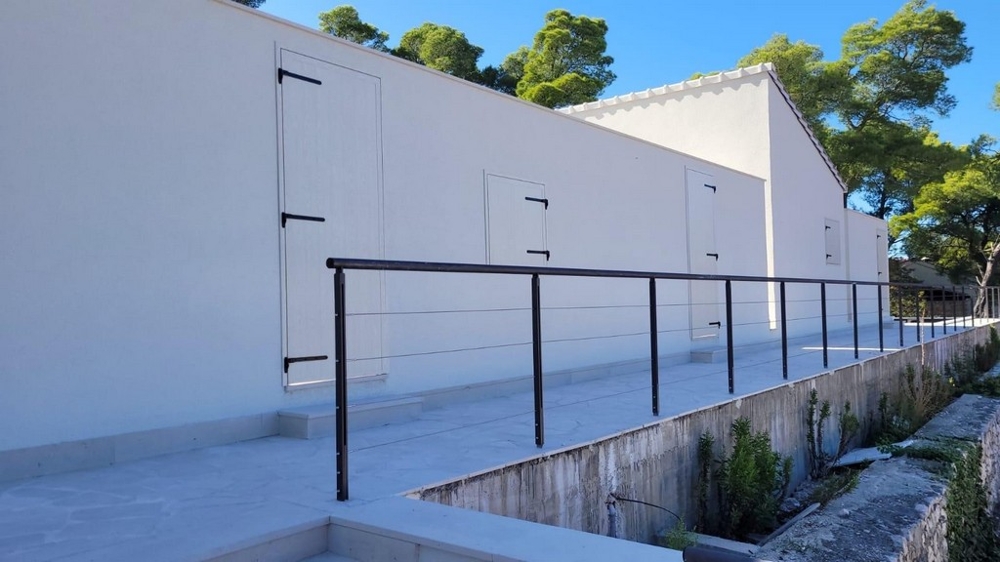 Vonkajší pohľad na moderný dom s bielou fasádou a zábradlím