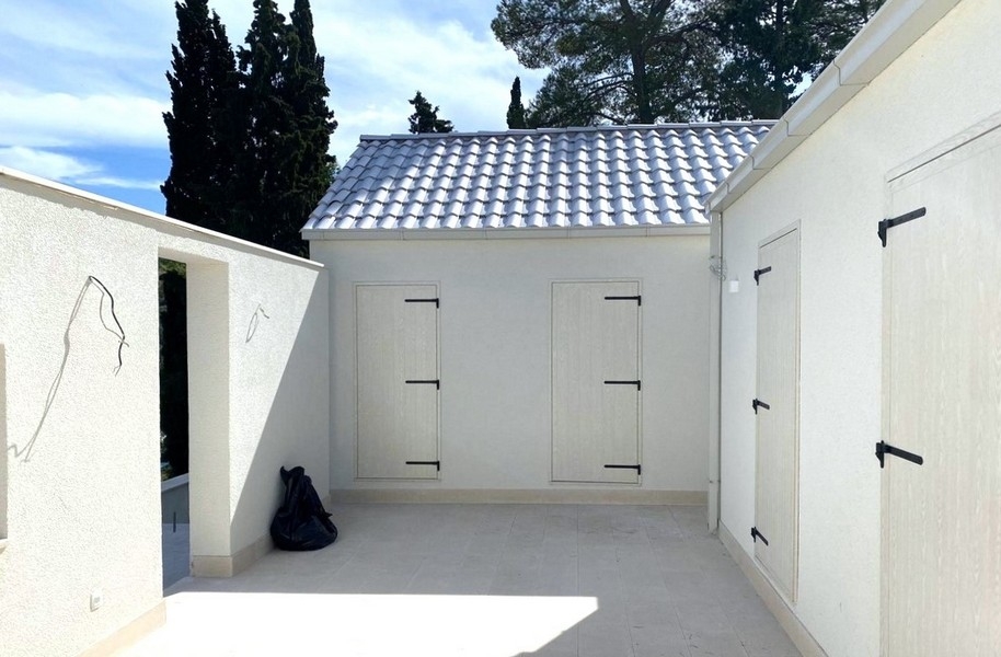 Nádvorie s bielymi stenami a škridlami