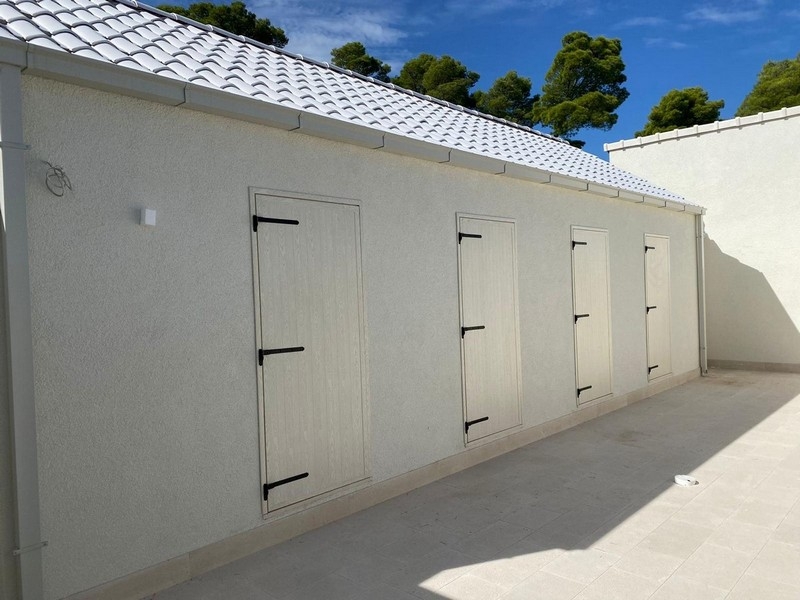 Budova s ​​niekoľkými dverami a svetlou fasádou