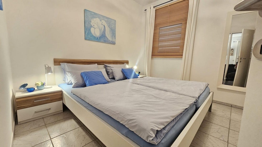 Druhá spálňa s manželskou posteľou a svetlými farbami