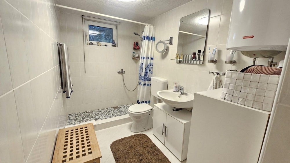 Kúpeľňa so sprchovým kútom, umývadlom a WC