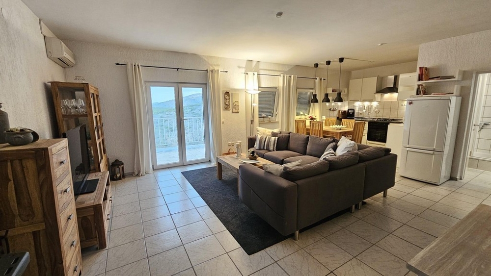 Svetlá obývačka s výstupom na balkón