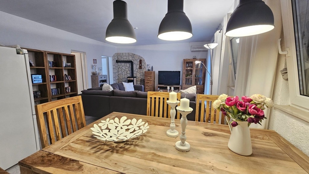 Pohľad z jedálne do obývačky