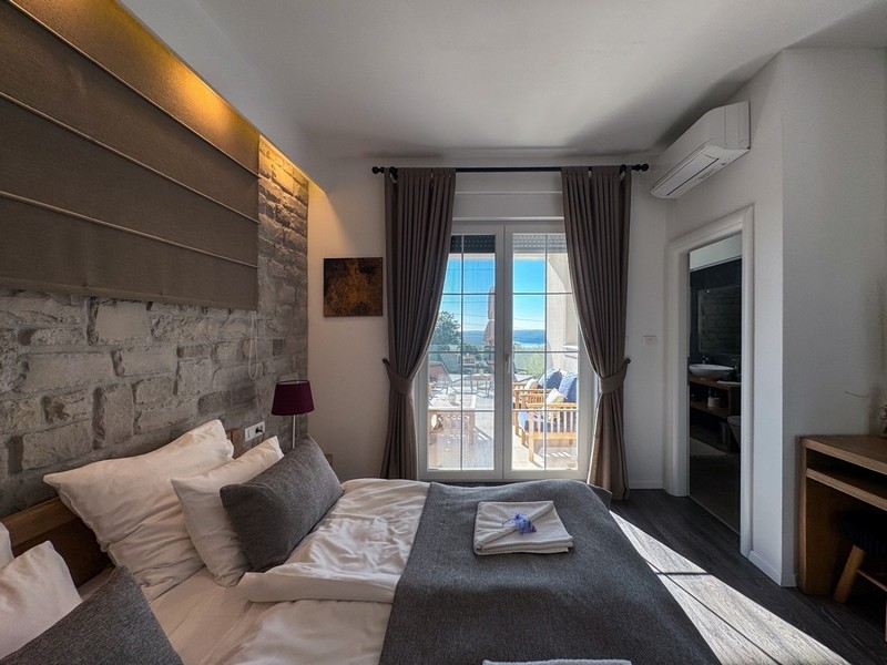 Spálňa s manželskou posteľou a prístupom na terasu