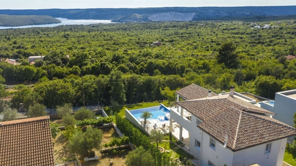 Vila s bazénom a výhľadom na more v zelenom prostredí neďaleko Labinu