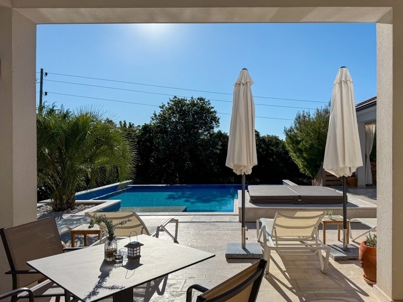 Krytá terasa s posedením a výhľadom na bazén