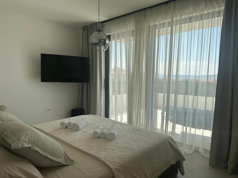 Spálňa s balkónom a výhľadom na more cez veľké čelné okno