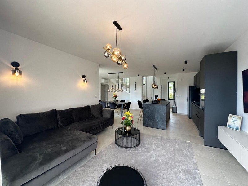 Moderne zariadený obývací priestor.