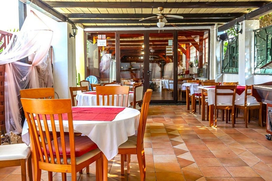 Interiér reštaurácie s prestretými stolmi