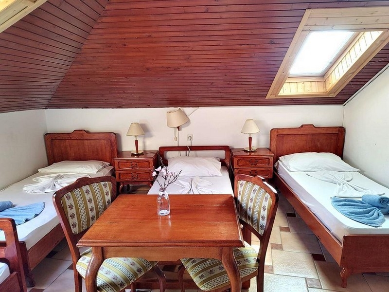 Trojlôžková izba v podkroví s dreveným nábytkom