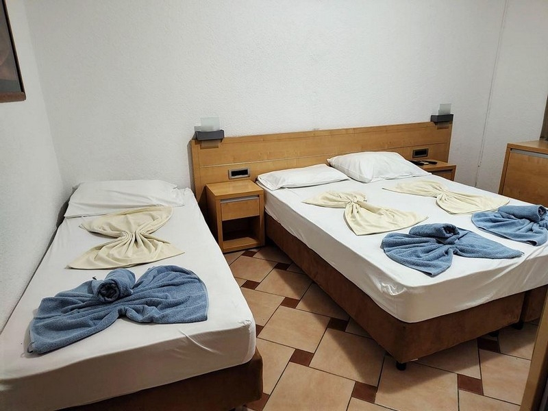 Izba s manželskou posteľou a samostatným lôžkom v penzióne