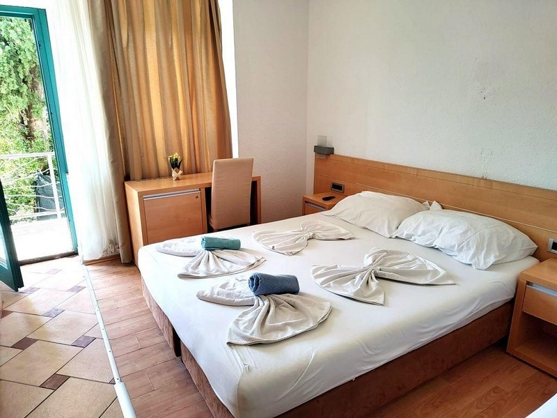 Dvojlôžková izba s balkónom a písacím stolom