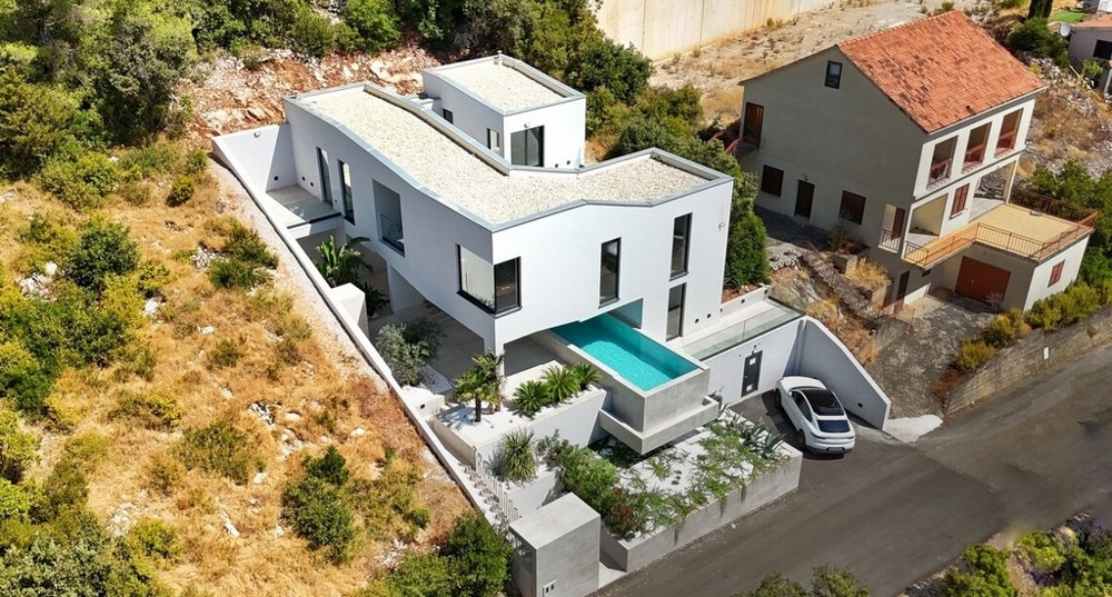 Moderná vila s bazénom a výhľadom na more na ostrove Brač
