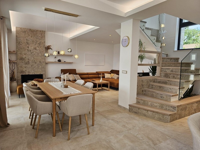 Obývacia izba a jedáleň so schodiskom na poschodie