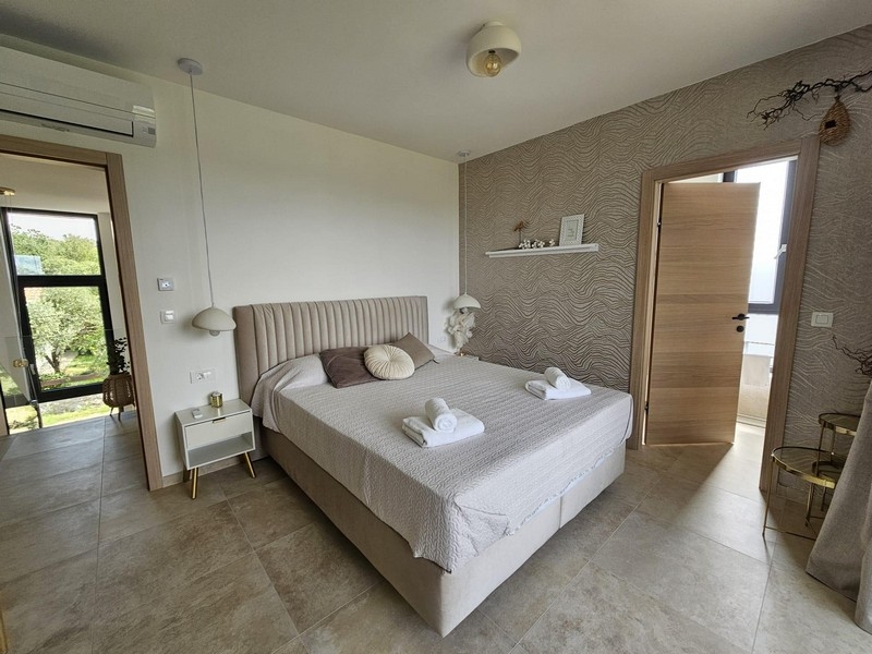 Spálňa s manželskou posteľou a prístupom do kúpeľne