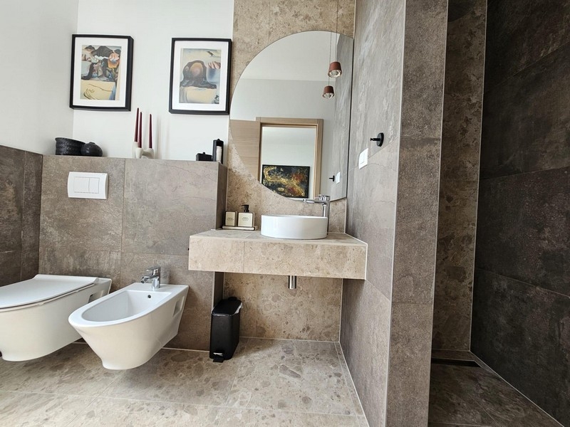 Moderná kúpeľňa so sprchovacím kútom, bidetom a zrkadlom