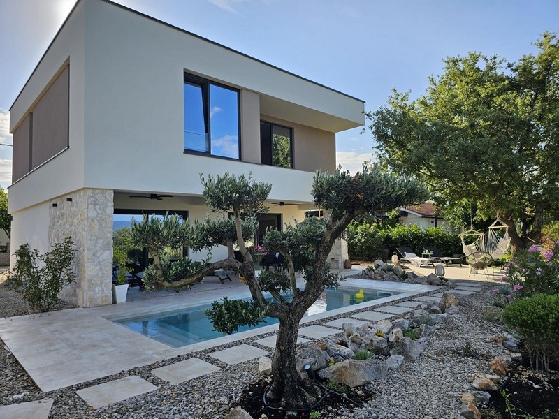 Moderný dom s bazénom a záhradou v Chorvátsku