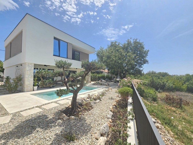 Dizajnová vila s bazénom, terasou a olivovníkmi
