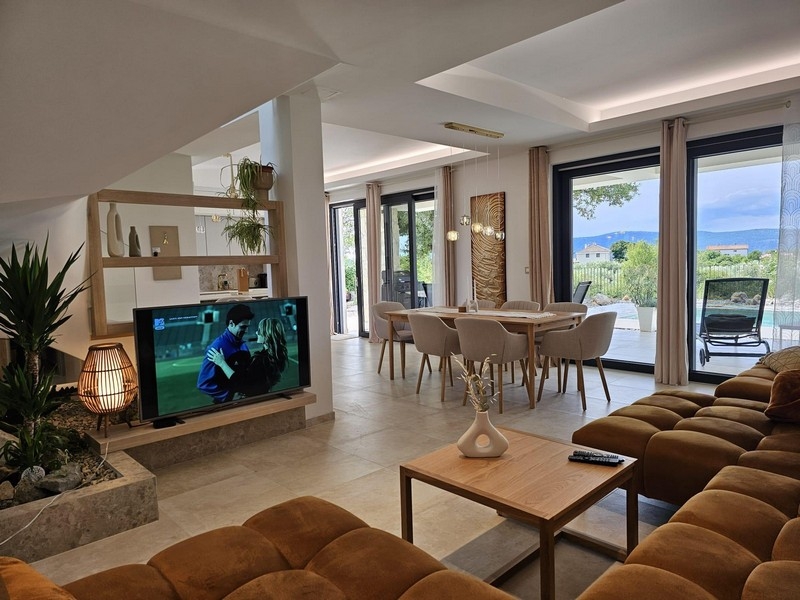 Svetlá obývacia izba s jedálenským kútom a výhľadom na bazén