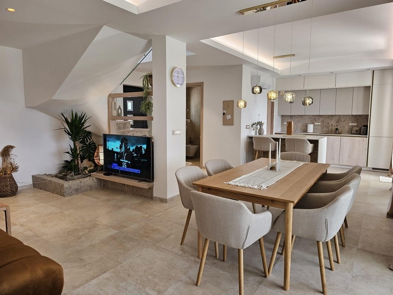 Otvorený obývací priestor a jedálenský kút s moderným zariadením