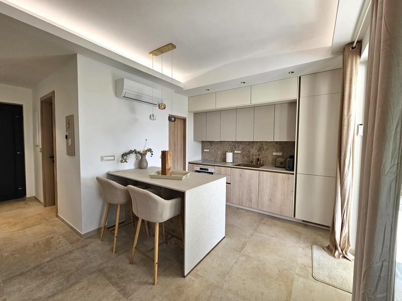 Moderná kuchyňa s ostrovčekom na varenie a jedálenským kútom