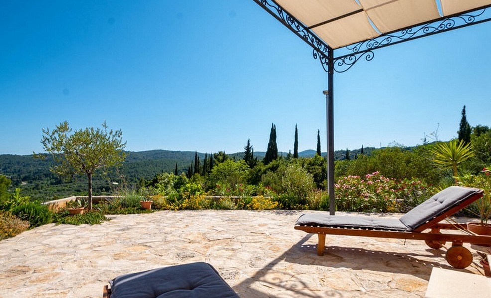 Terasa s lehátkami a pergolou