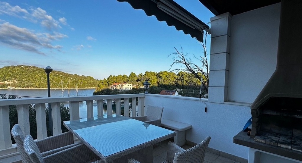 Terasa s výhľadom na more s jedálenským stolom a grilom