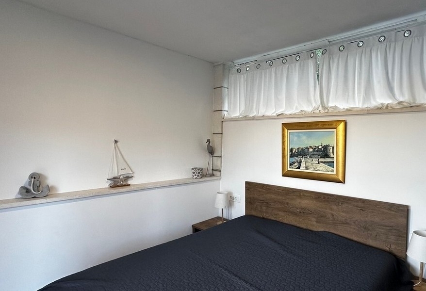 Spálňa s dekoráciou a nástennou maľbou