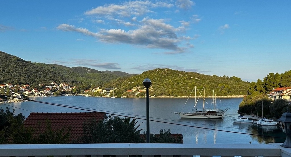 Pohľad na záliv s loďami a kopcami