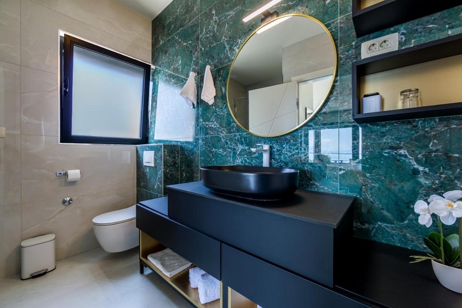 Kúpeľňa s čiernym umývadlom a elegantným nábytkom