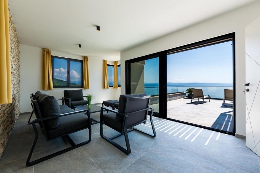 Salónik s prístupom na terasu a výhľadom na more