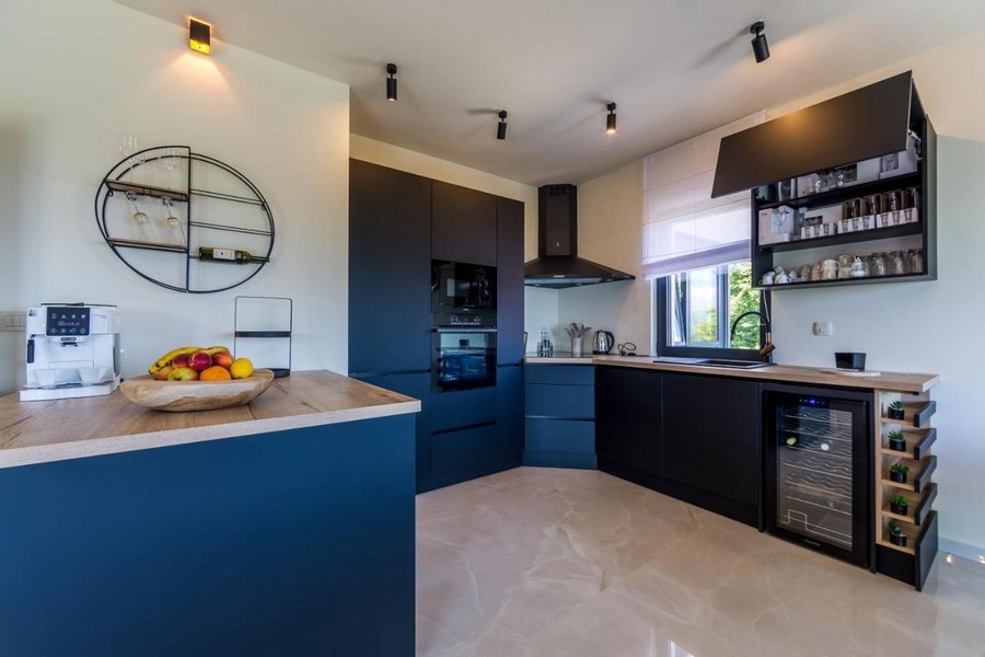 Moderná kuchynská linka v tmavom prevedení