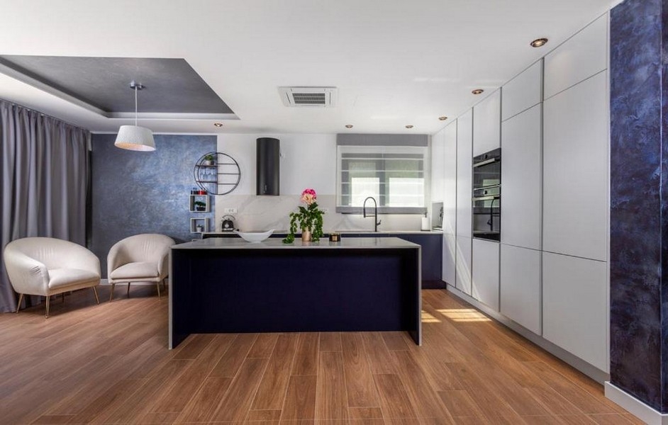 Moderne vybavená kuchyňa s ostrovčekom na varenie a posedením