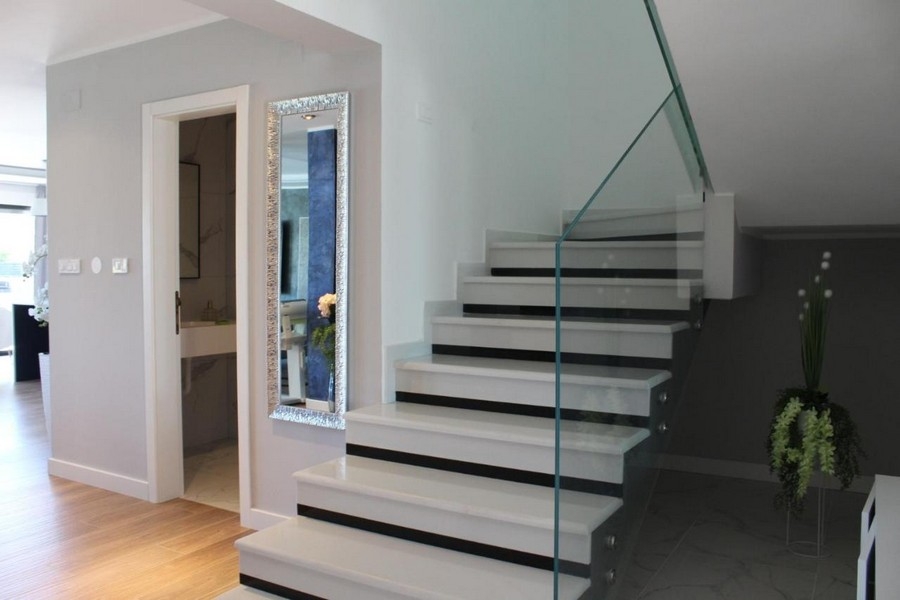Schodisko so skleneným zábradlím a svetlá chodba