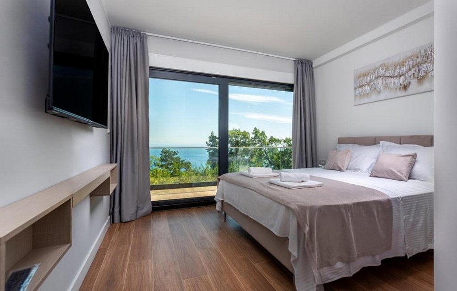 Spálňa s výhľadom na more a prístupom na balkón