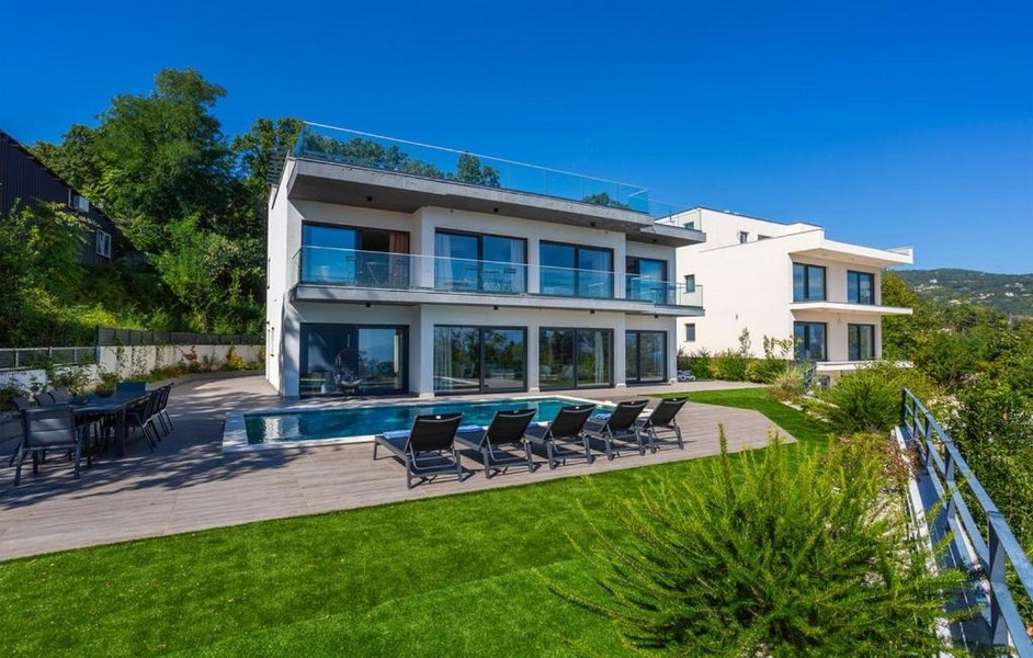 Moderná vila s bazénom a slnečnou terasou na svahu