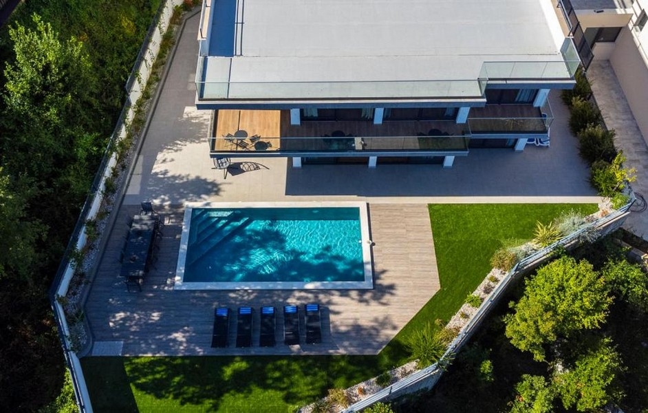 Letecký pohľad na vilu s veľkým bazénom a záhradou