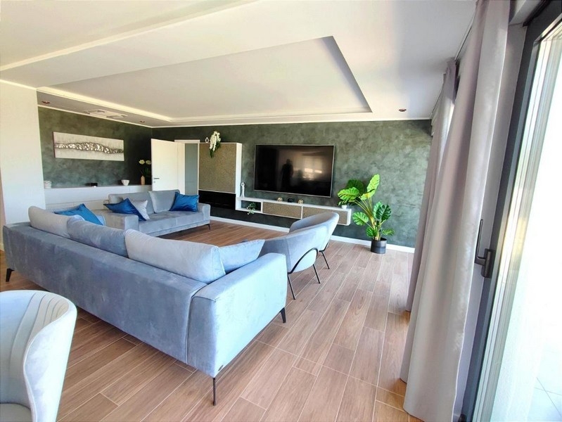 Priestranná obývacia izba s moderným dizajnom a výhľadom do záhrady